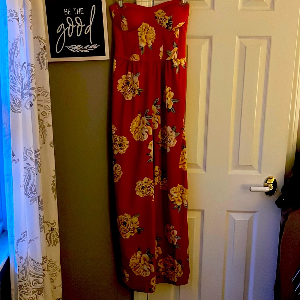 Sleeveless flowered pantsuit